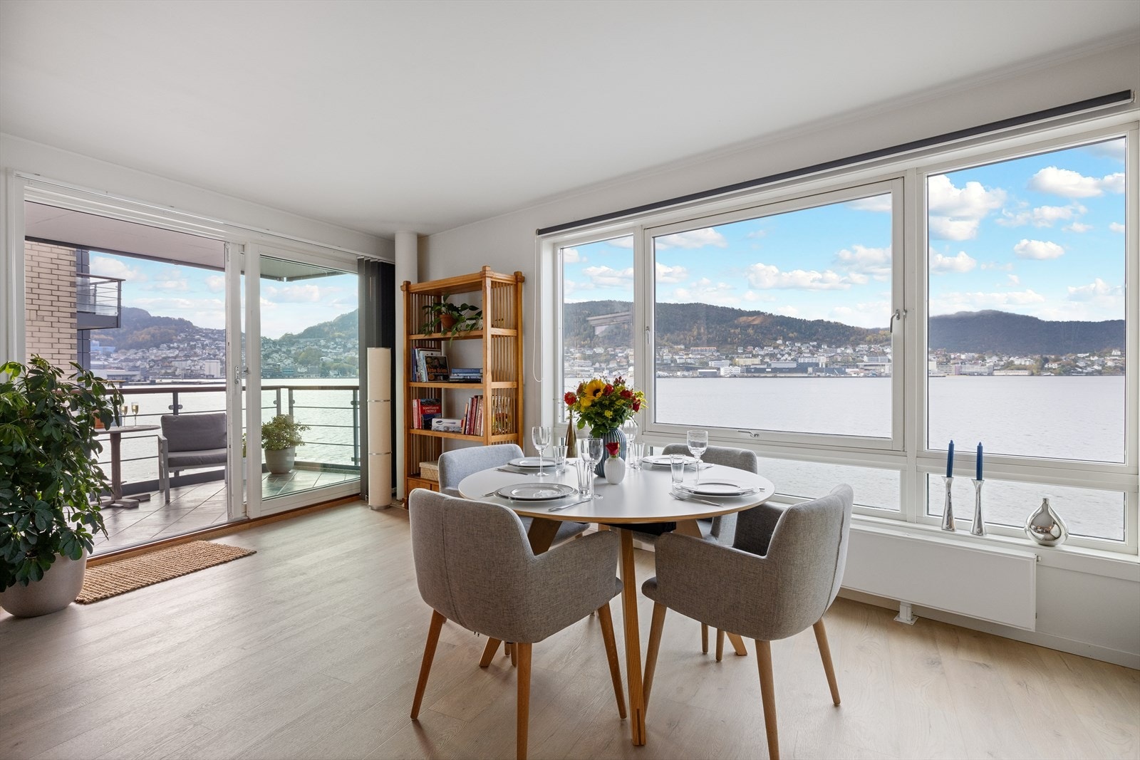 Lys og innbydende stue med store vindusflater og utgang til balkong. Galleribilde