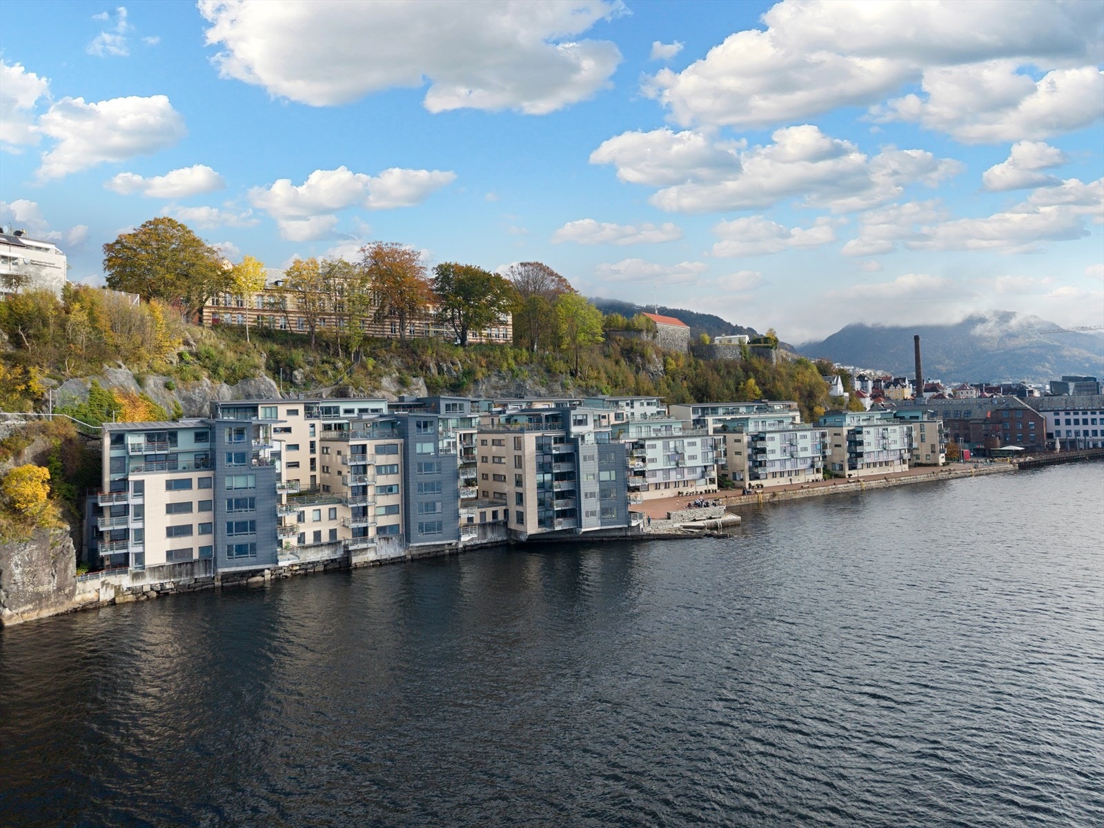 Kulturhuset Verftet ligger like ved ( til høyre på bildet) Galleribilde