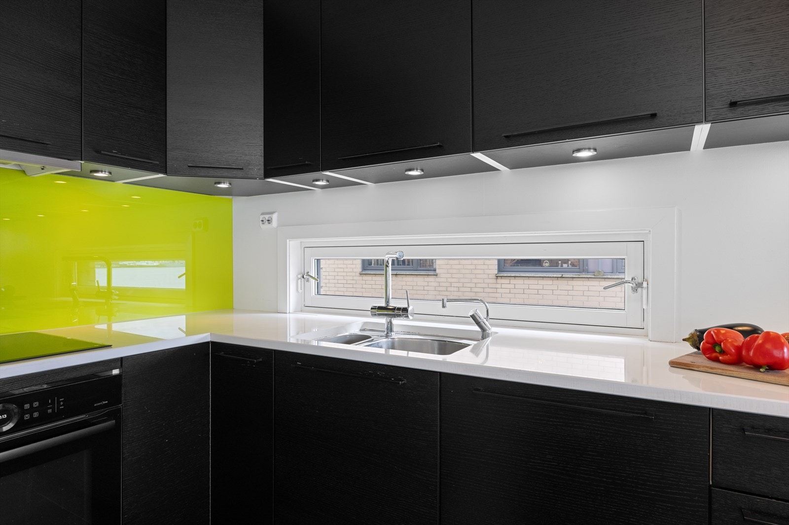 Integrerte hvitevarer som integrert stekeovn, platetopp, oppvaskmaskin og kjøl- og fryseskap. Galleribilde