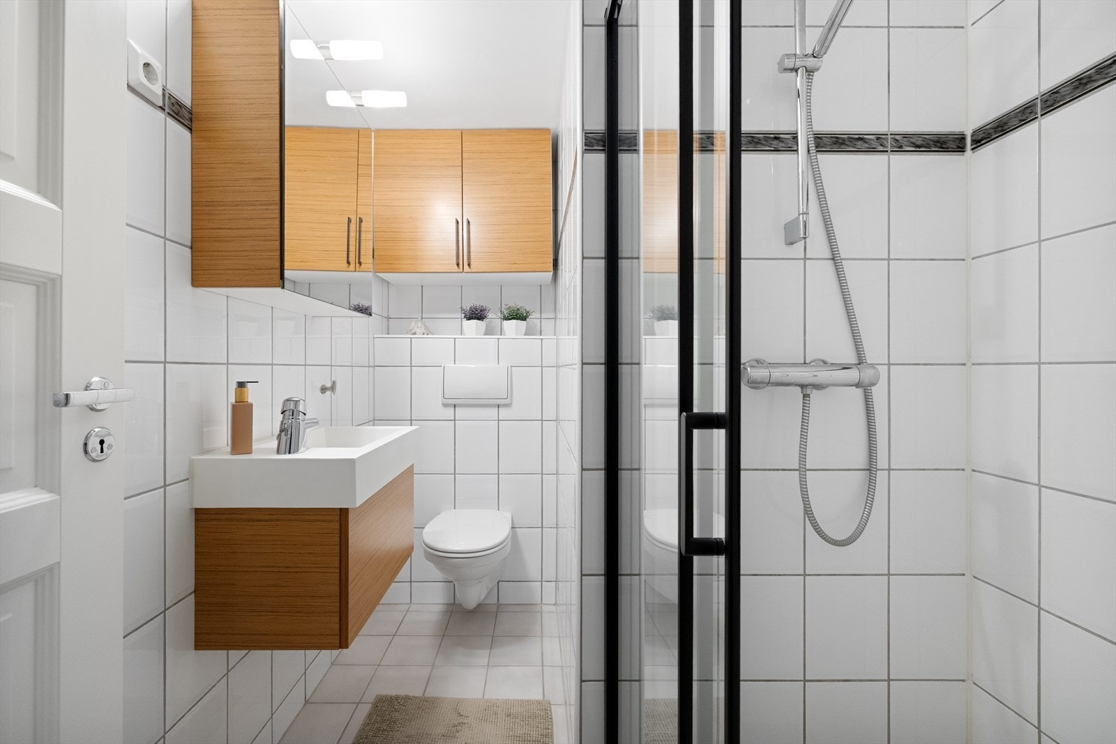 Pent fliselagt bad med baderomsmøbel. Galleribilde