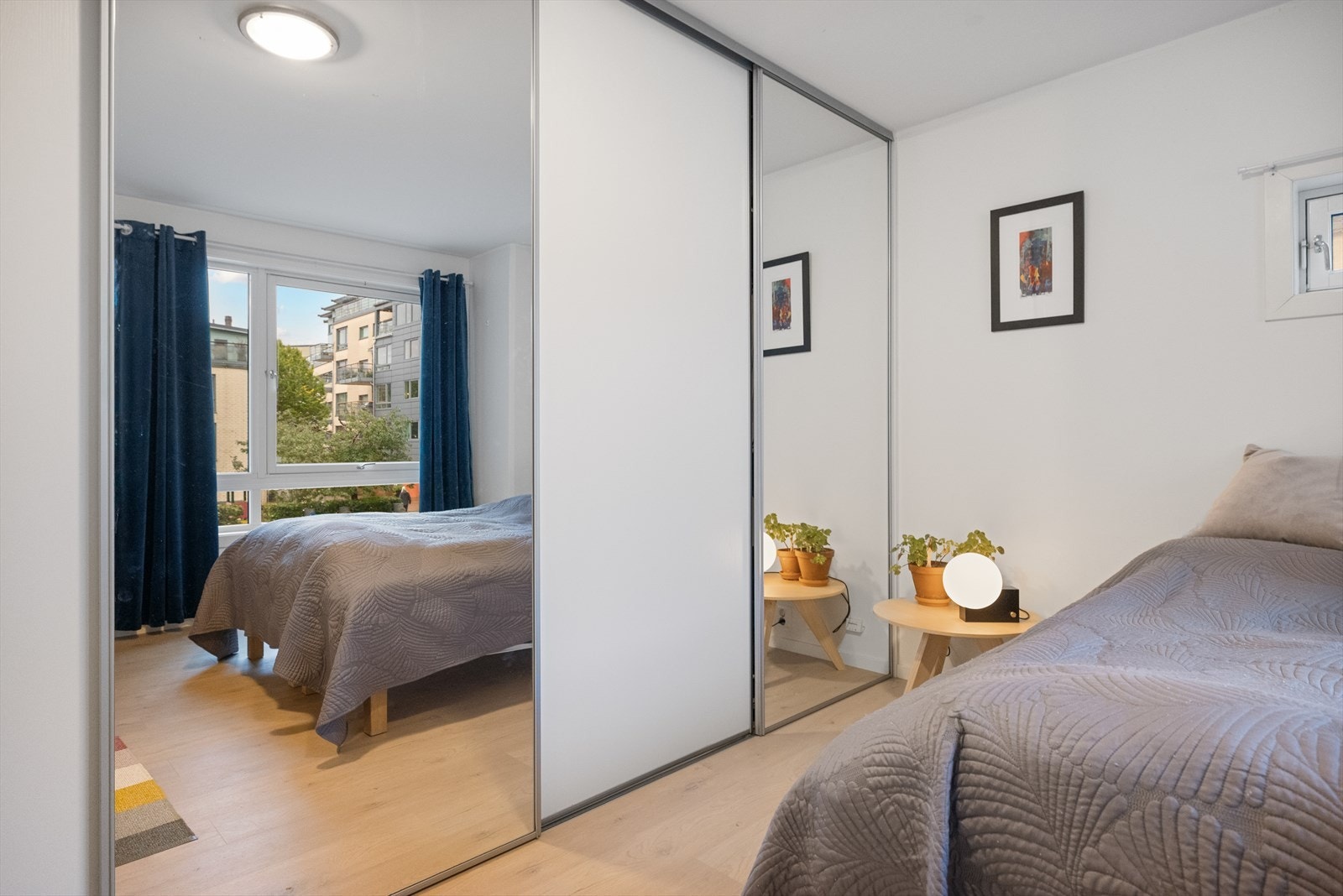 Hovedsoverommet har en stor og god skyvedørsgarderobe. Galleribilde