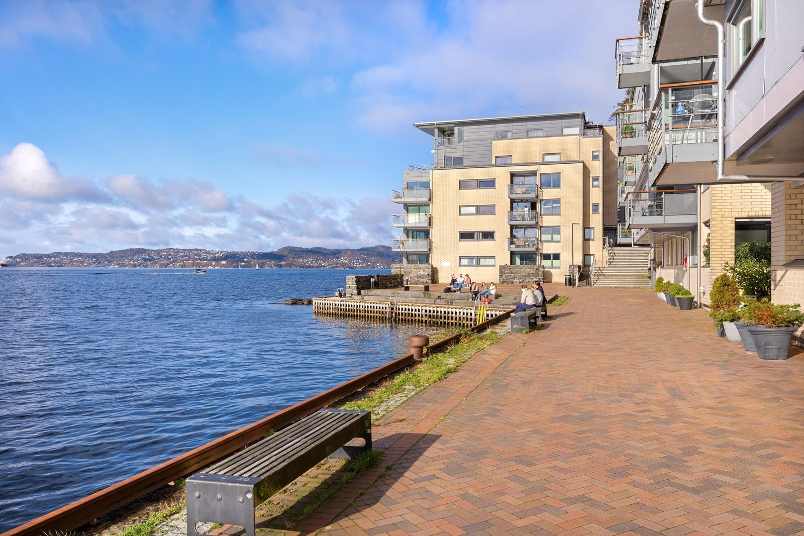 Fine fellesområder med strandpromenade og bademuligheter. Galleribilde