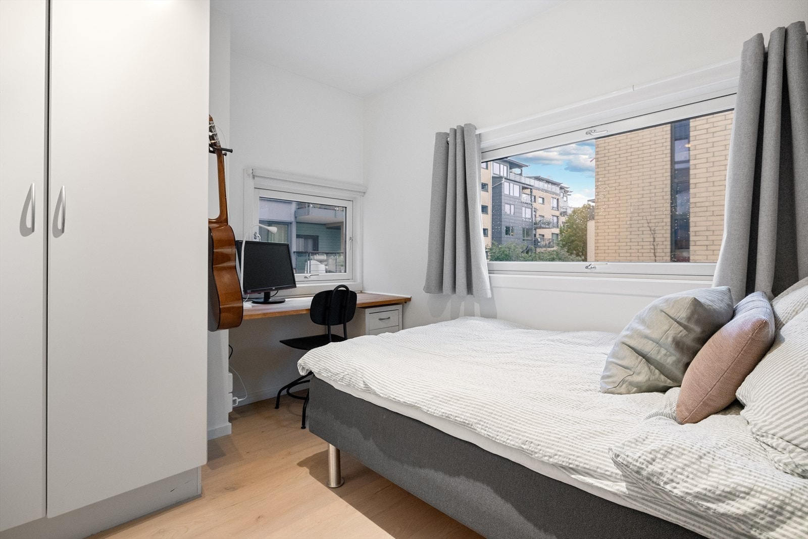 Soverom nr. 2 med god plass til seng, garderobeskap og en liten kontorpult. Galleribilde