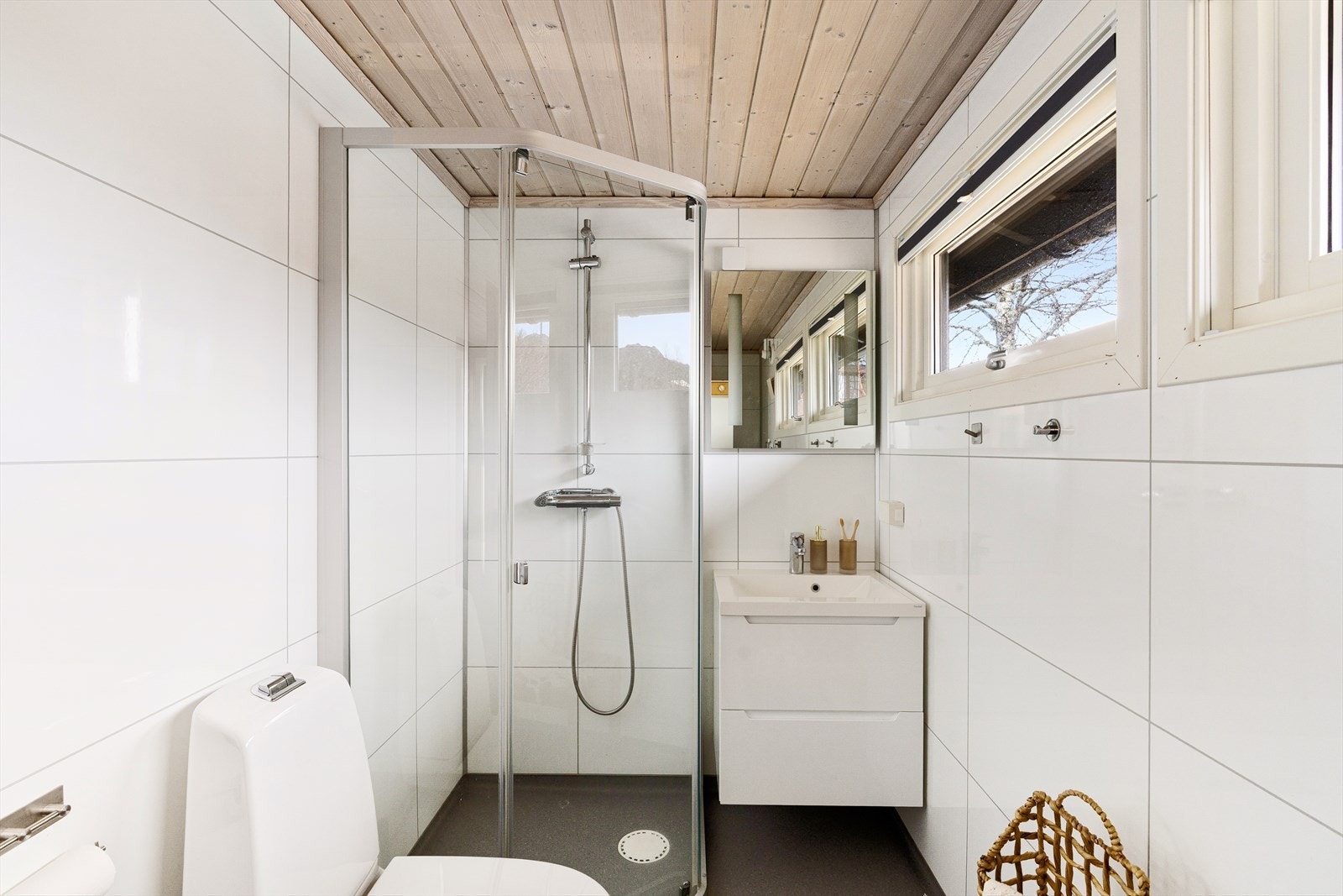 Pent bad med dusj, servant, wc og tørkeskap Galleribilde