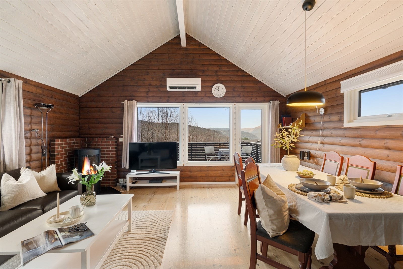 Stue med god takhøyde og fine vindusflater. Hytten er malt i tidsriktige farger. Det er både vedovn og varmepumpe. Galleribilde