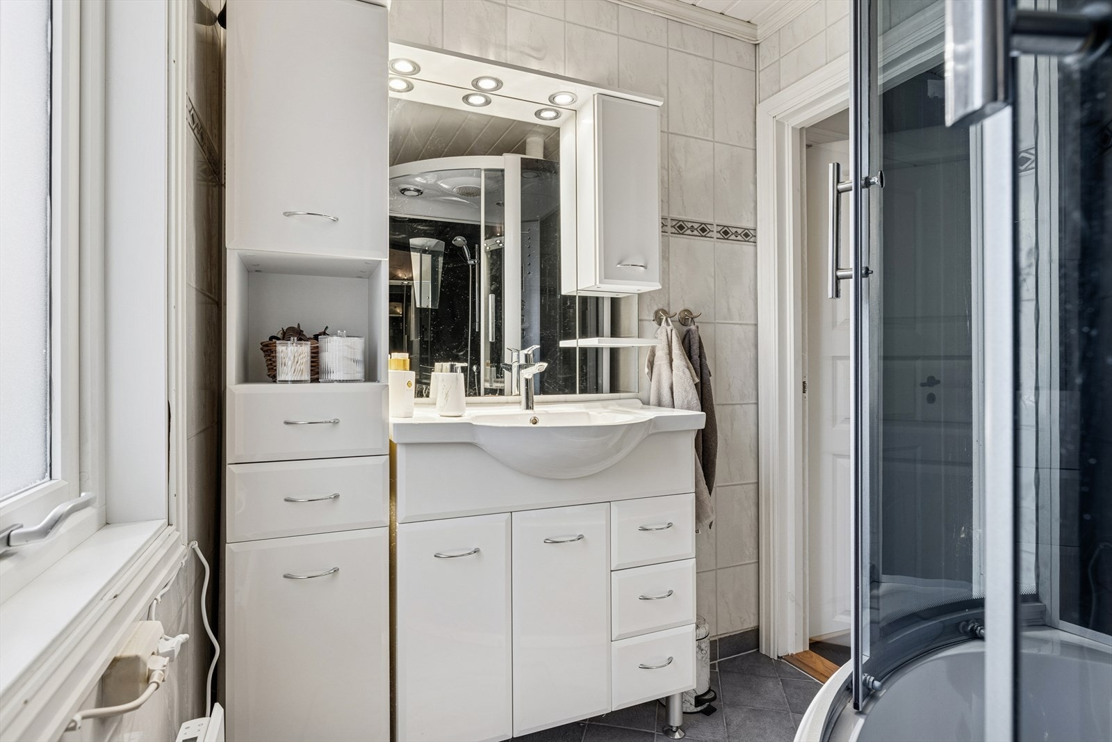 Baderommet har fliser på gulv og våtromsplater på vegg. Varme i gulv. Pen innredning med servant. Galleribilde