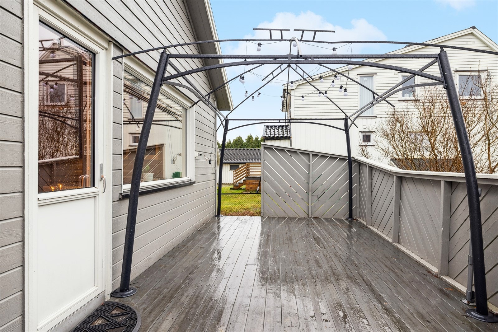 Fra stuen er det utgang til terrasse med trapp ned til hagen. Galleribilde