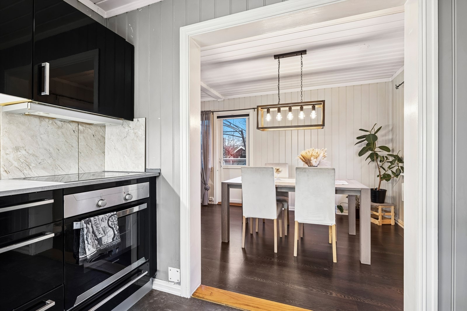 Stor åpning fra spisestuedel av stuen til kjøkkenet Galleribilde