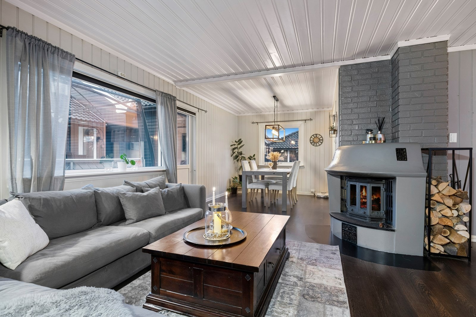 I stuen er det peis med innsats gir god stemning og fin varme på kjølige vinterkvelder. Galleribilde