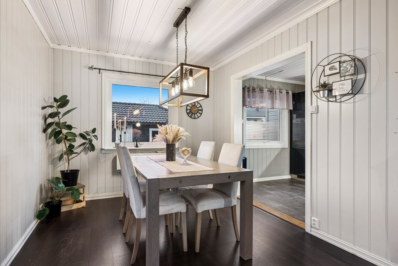 Fin spisestue perfekt for hyggelig sammenkomster.
Boligen kan oppvarmes med både vedovn og varmepumpe. Stuen går i vinkel med god åpning til kjøkken. Galleribilde