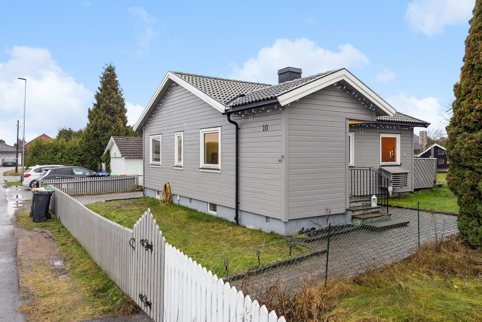 Eiendommen ligger i et rolig, populært og veletablert boligområde på Tollnes. Herfra er det gangavstand til skoler, barnehager og offentlig kommunikasjon. Ca. 6,5 km inn til Skien sentrum. Galleribilde