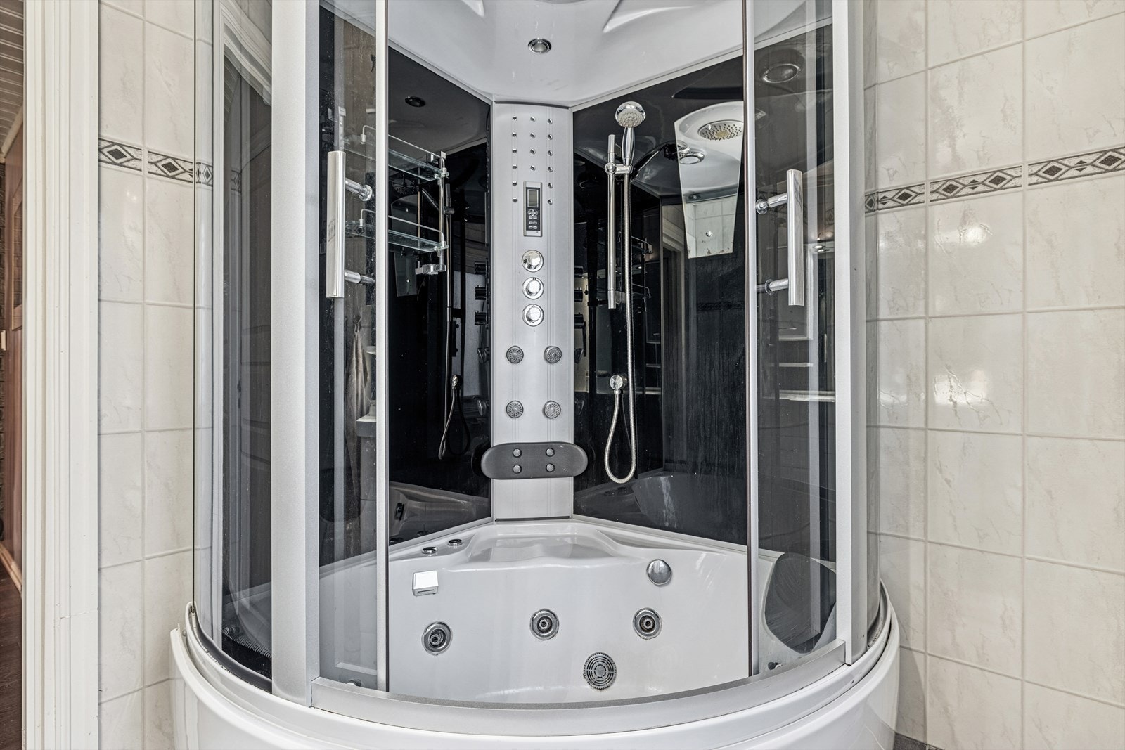 Badet har etablert dusjkabinett/steam i romslig utførelse Galleribilde