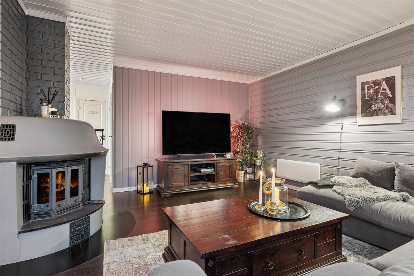 Stue har laminatgulv, MDF plater på vegger og panel i himling. Galleribilde