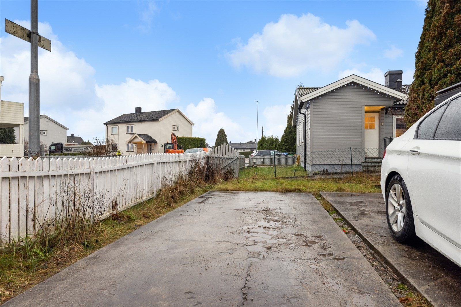 Biloppstillingsplass tilhørende eiendommen. Galleribilde