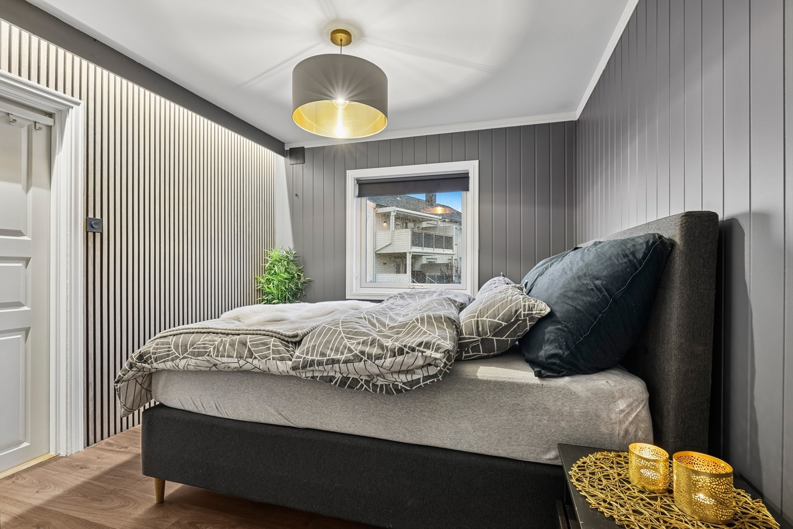 Romslig soverom med stort vindu og flott spile vegg. Galleribilde