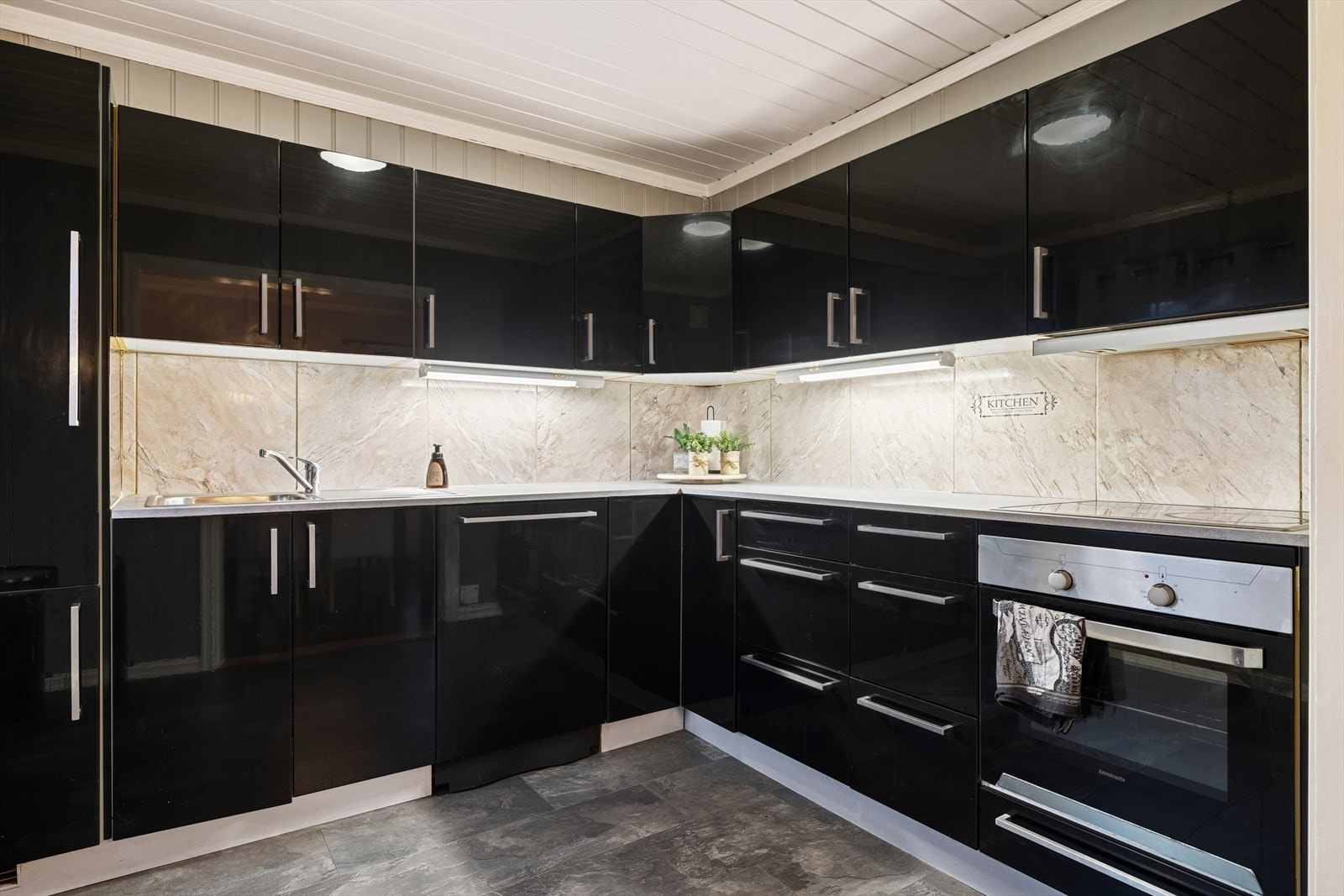 Boligens kjøkken har rikelig med skap- og benkeplass. Galleribilde