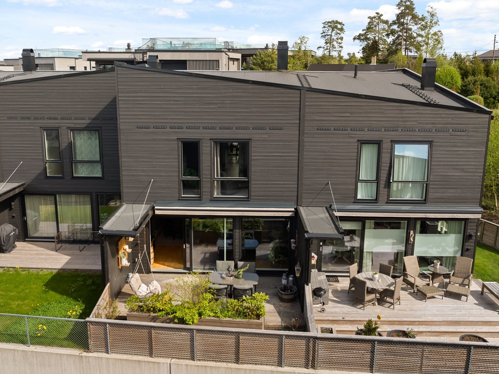 Eiendommen ligger i et meget barnevennlig område med kort vei til barnehager, skoler, lekeplasser og flotte tur- og friluftsområder. Galleribilde