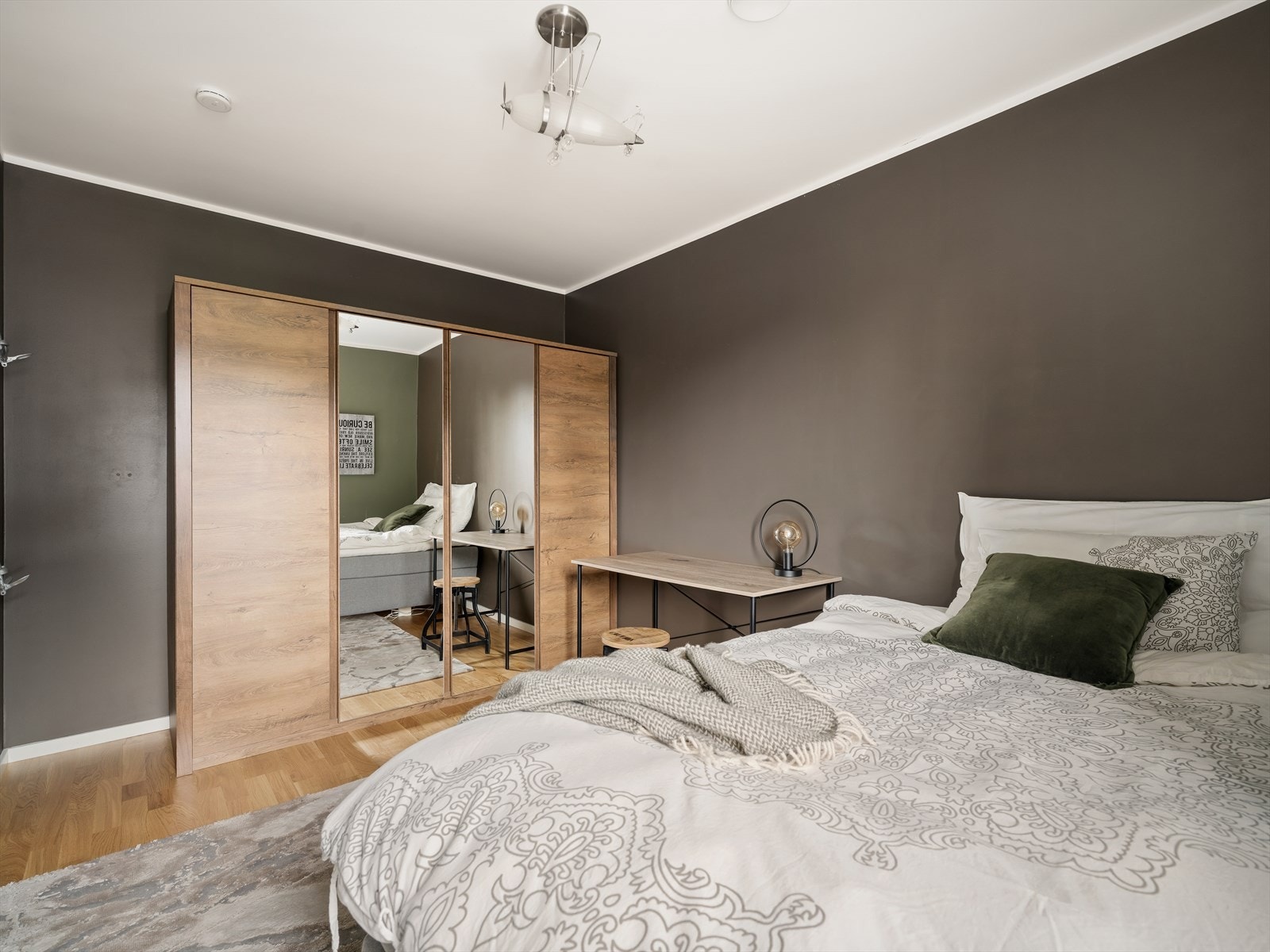 Soverom 1. Soverommet har plass til seng, nattbord og skrivebord. Galleribilde