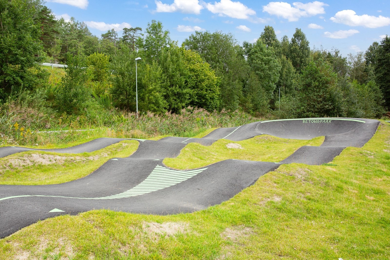 Det er en nyere pump track bane ved Grevlingen i tillegg til at det er laget sykkelstier rundt om i området. Galleribilde