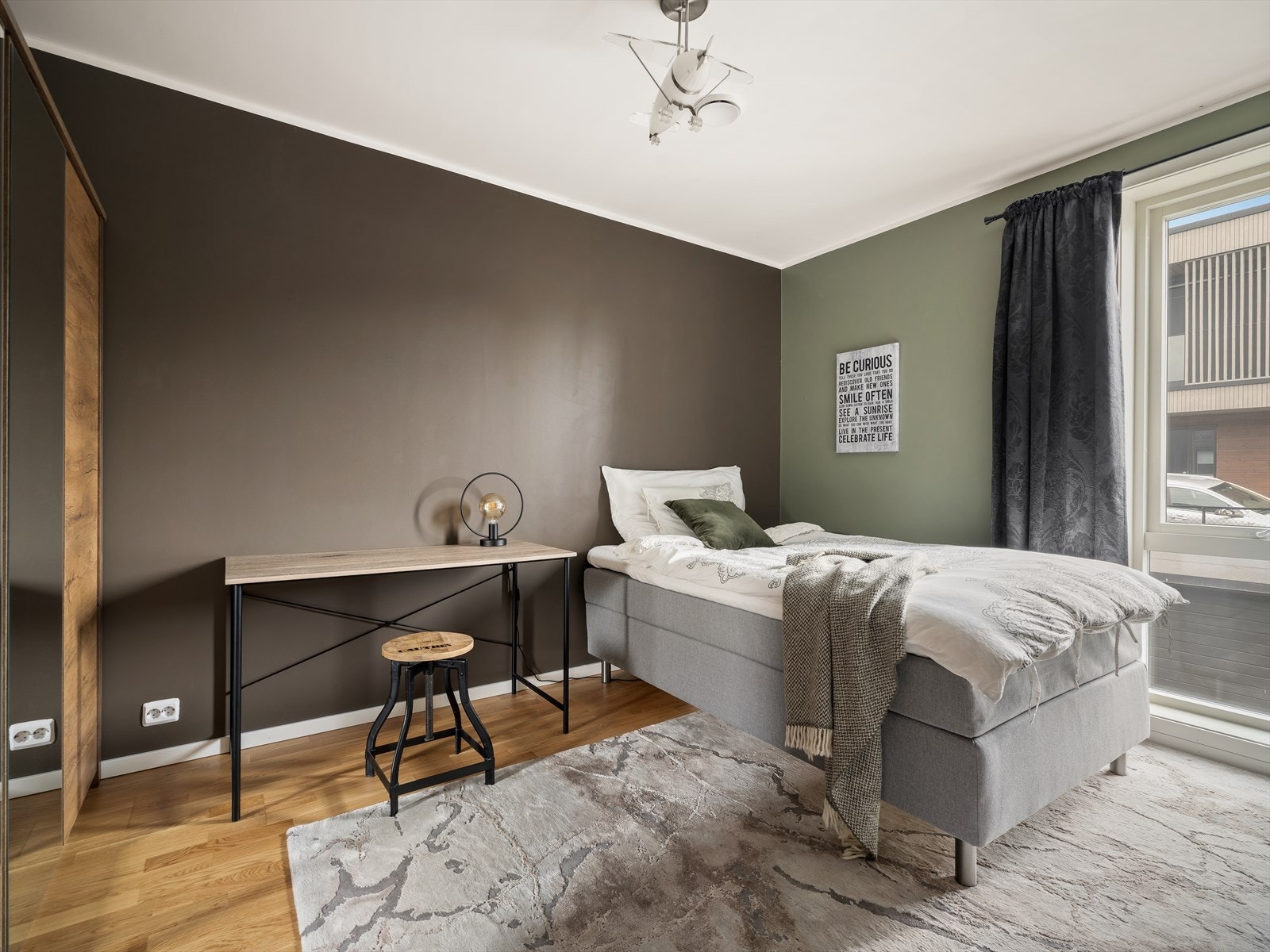 Soverom (1) Her er det god plass til seng, nattbord, skrivebord og skyvedørsgarderobe. Galleribilde