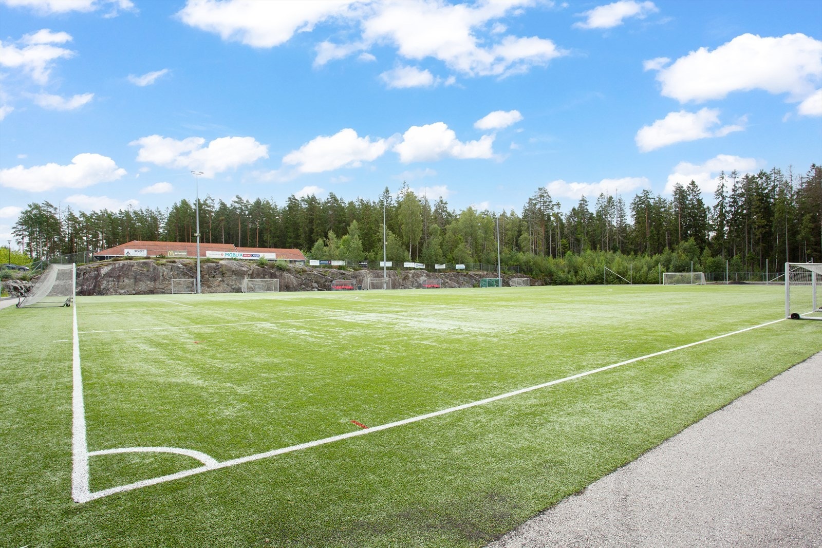 På Grevlingen er det blant annet fotballbane, håndballhall/flerbrukshall, svømmehall, slalombakke, sykkelbane, tennisklubb m.m. Galleribilde