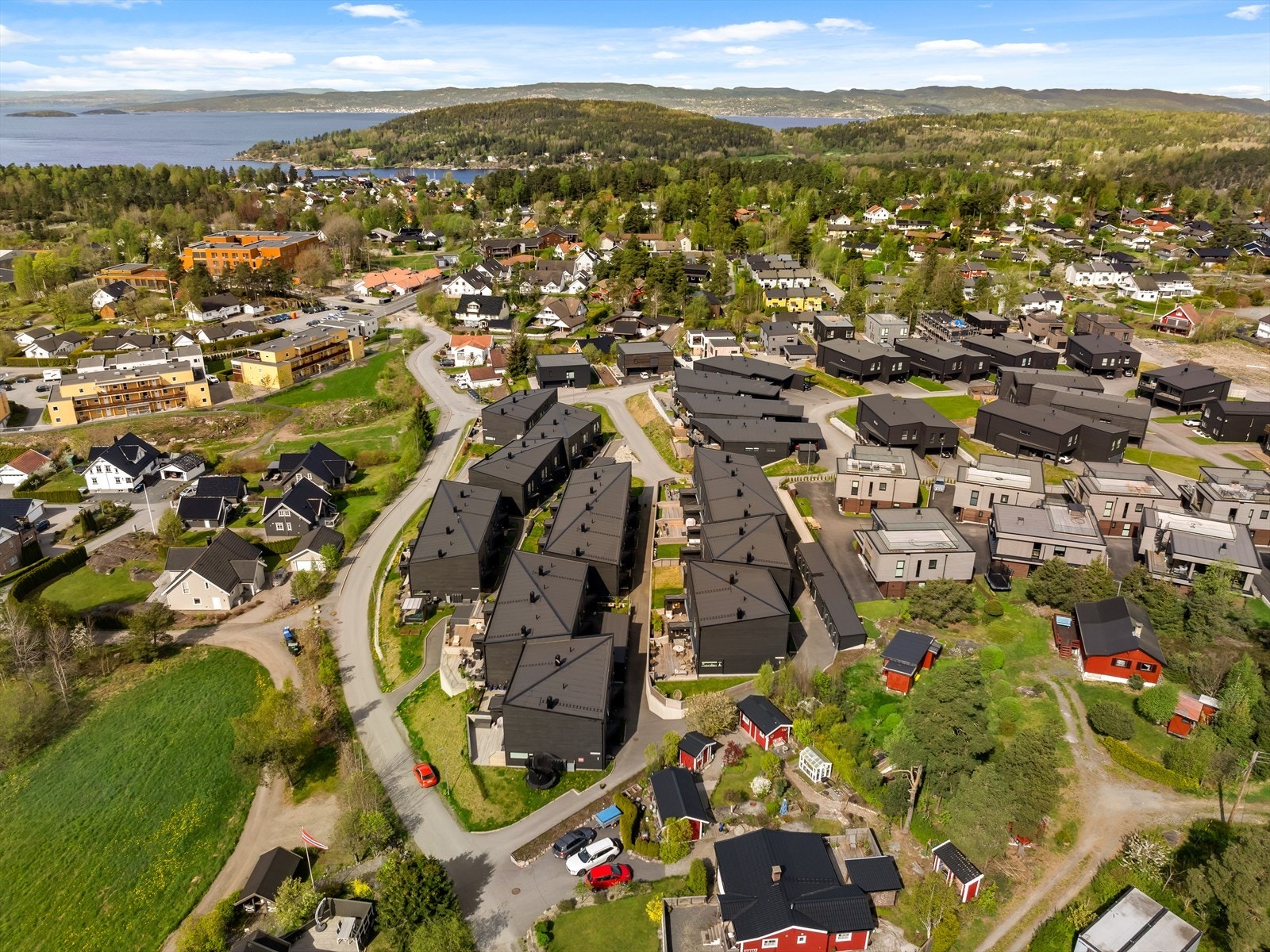 Det er umiddelbar nærhet til flotte tur- og rekreasjonsområder hvor du kan gå korte eller lange turer. Det er 16 min å gå til Sonsveien st. om man ikke vil ta buss til Sonsv. st. som er 4min å gå til ;) Galleribilde