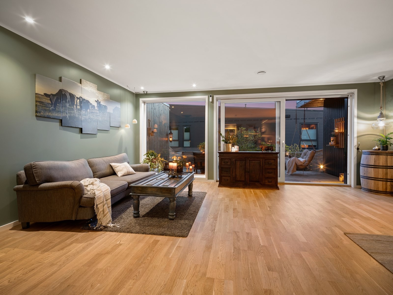 I stuen er det god plass til sofagruppe med tilhørende møblement. Galleribilde