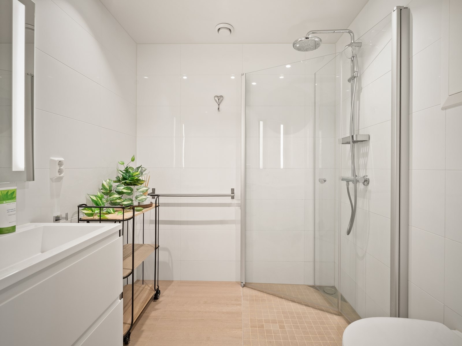 Badet består av servant med innredning, dusjhjørne og vegghengt klosett. Galleribilde