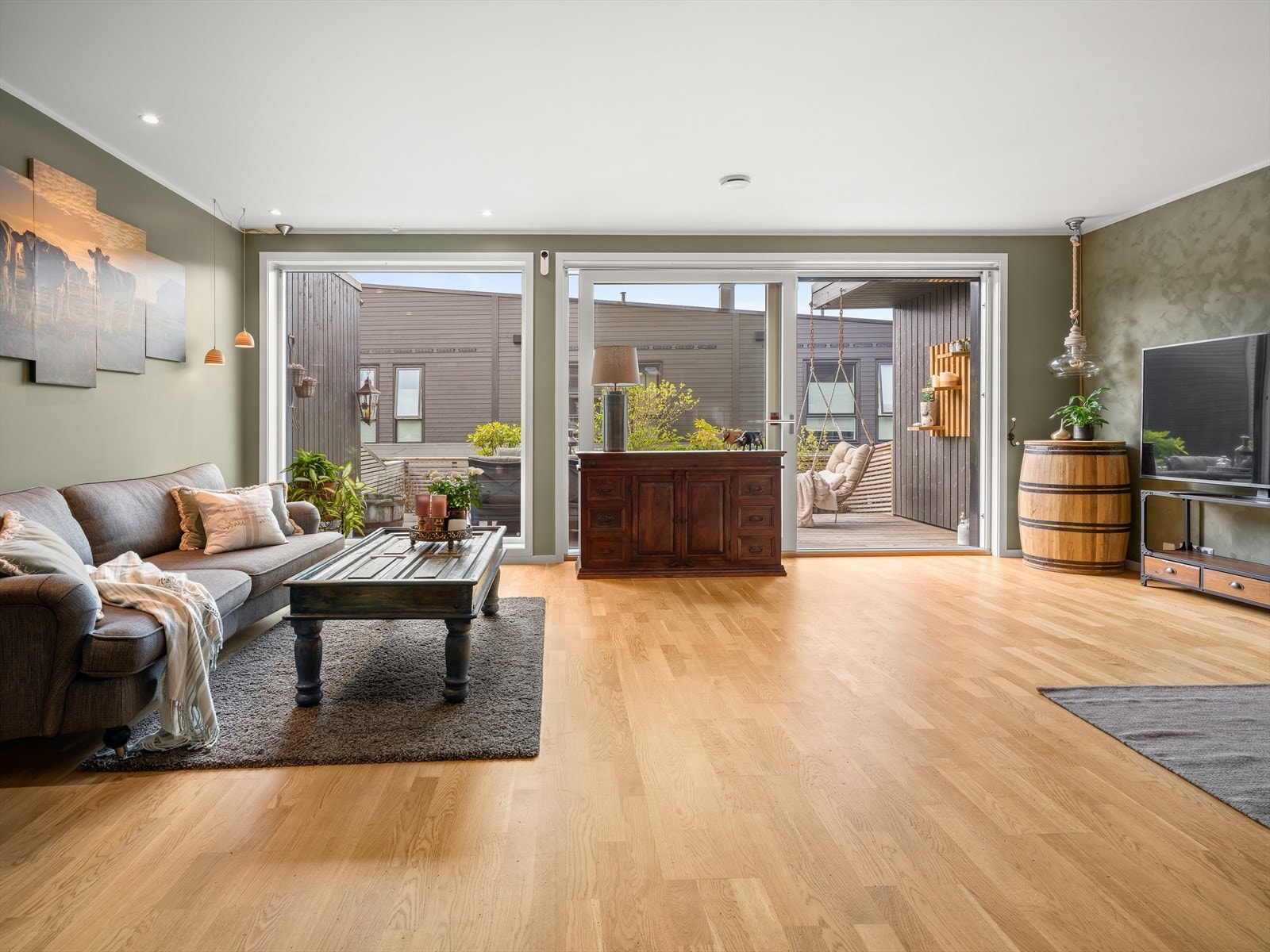 I stuen er det store vindusflater som gir godt med lysinnslipp. Galleribilde