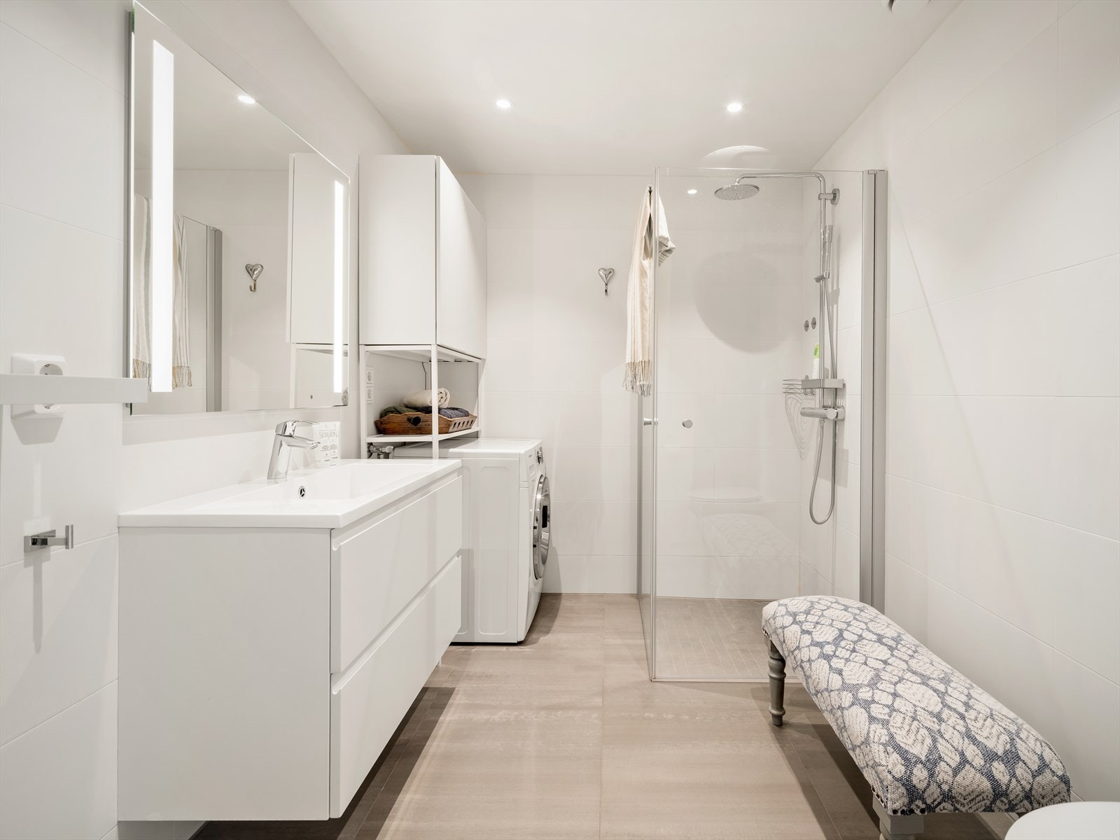 Badet består av servant med innredning, dusjhjørne og vegghengt klosett. Galleribilde