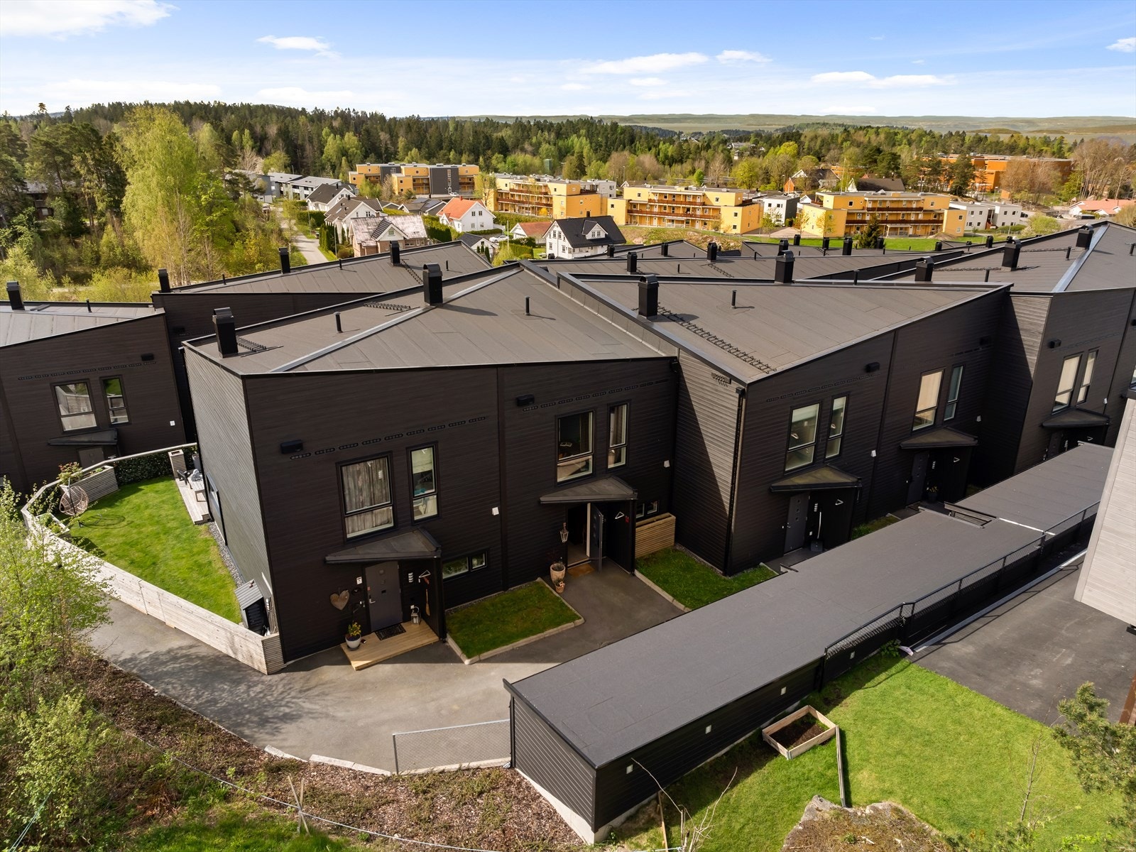 Nyere, moderne rekkehus over to plan på populære Skoglundkollen. Galleribilde