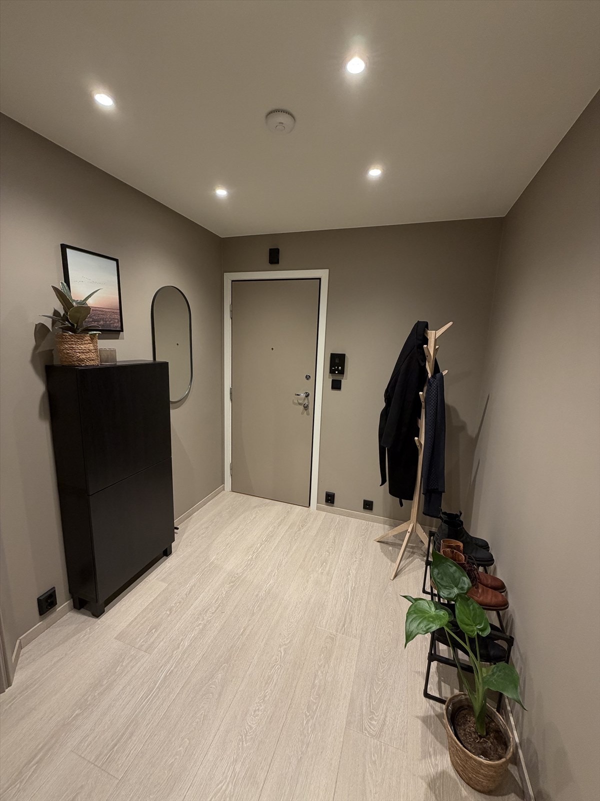 Innbydende gang med god oppbevaringsplass og tilkomst til stue, soverom og bad ( Selgers bilde ) Galleribilde