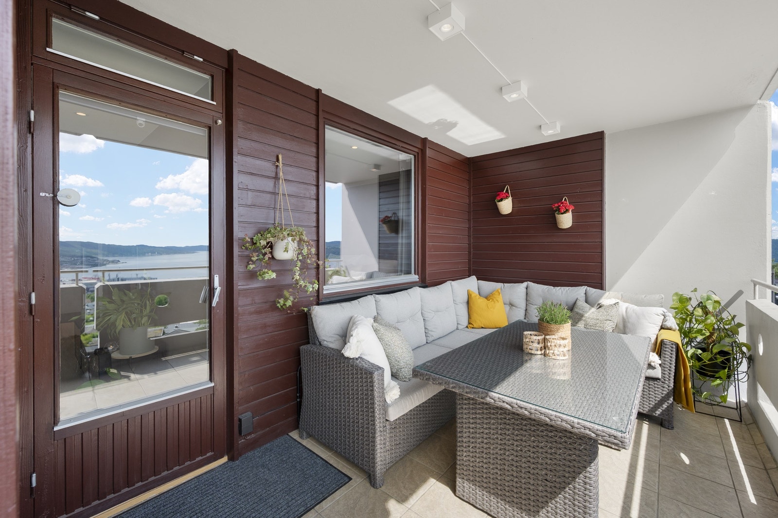 Balkong med flislagt dekke og utvendige downlights i tak Galleribilde