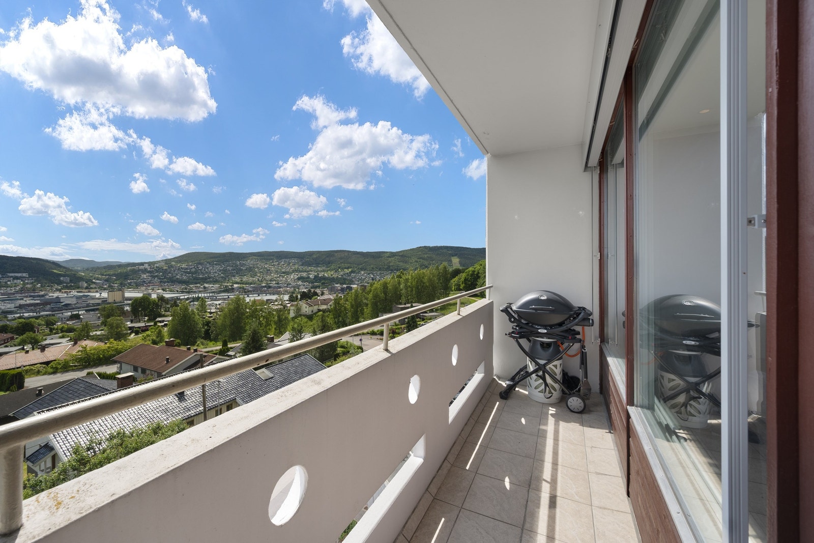 Overbygget sydøstvendt balkong på ca. 12 kvm Galleribilde