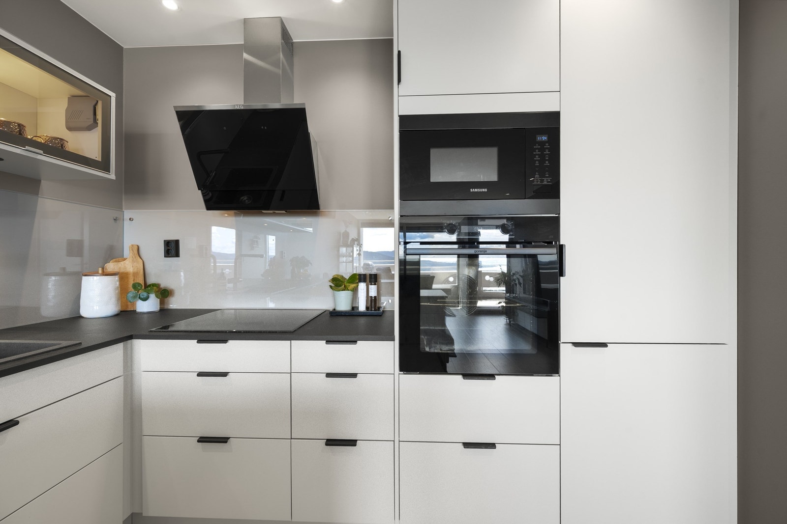 Underskap i glatt utførelse og overskap med glassfronter Galleribilde