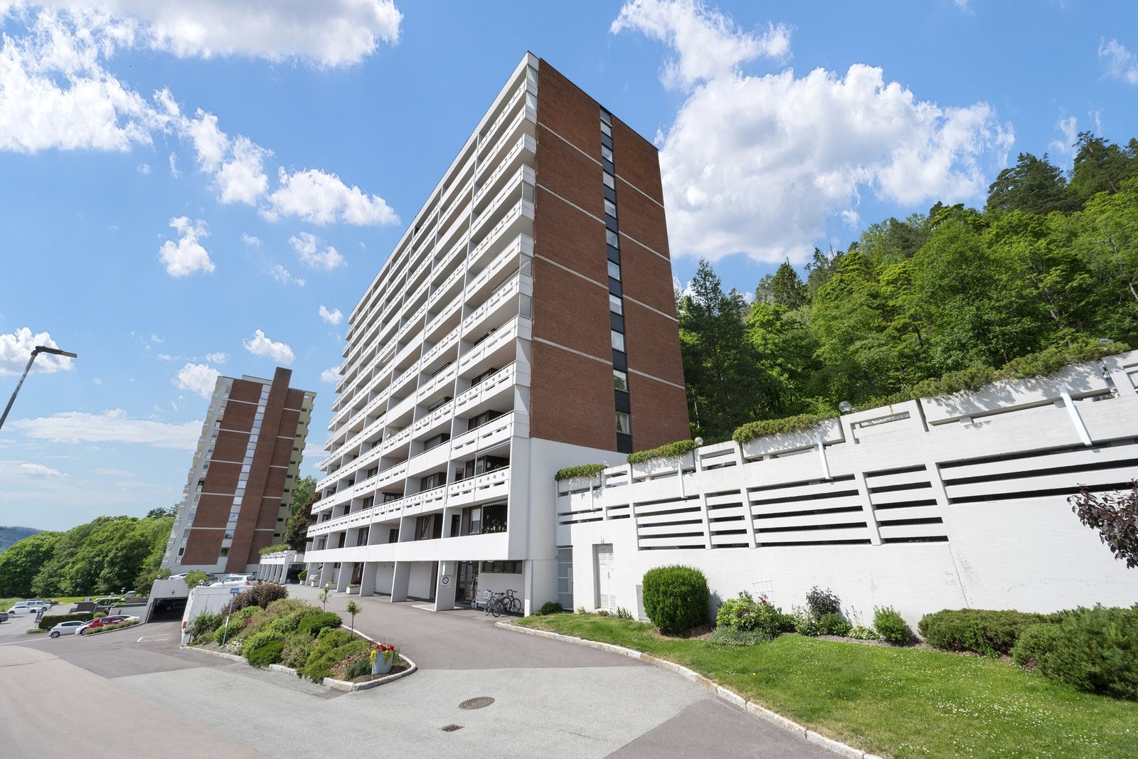 Felles overbygget inngangsparti med videre heis- og trappeadkomst til leilighetens etasjeplan (4. etasje) Galleribilde