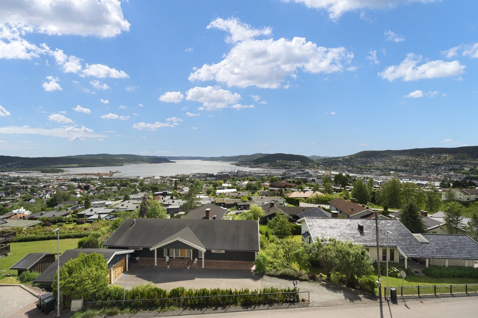 Sol fra soloppgang til ca. kl. 16.30 (midtsommerstid) iflg. selger Galleribilde