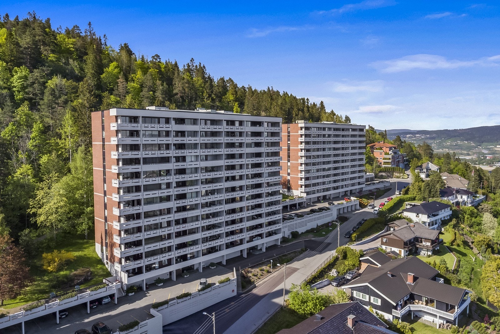 Leiligheten har en egen bod i 4. etasje og to disponible boder i 1. etasje samt 2. etasje Galleribilde