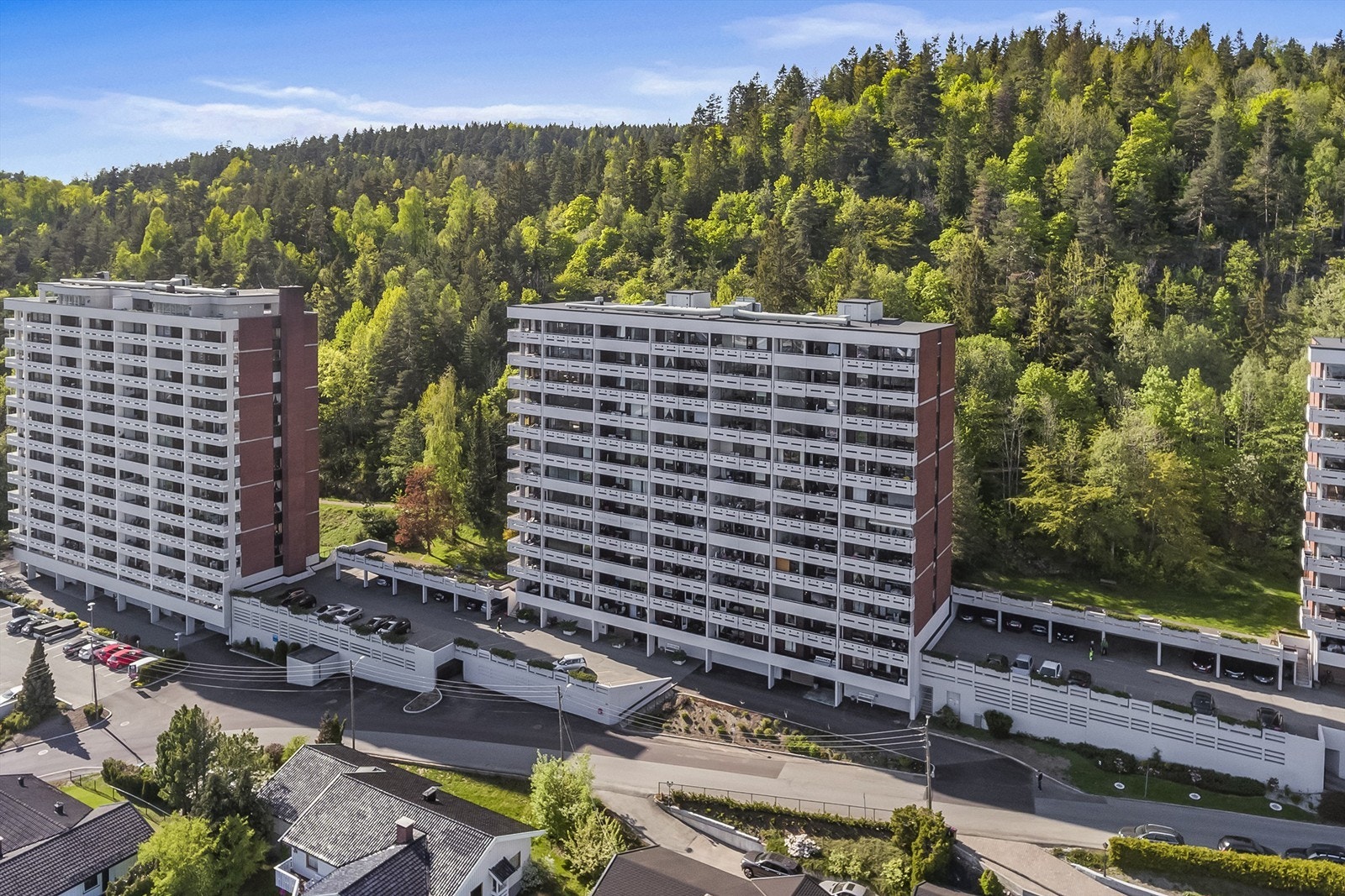 Umiddelbar nærhet til marka med gode tur- og rekreasjonsområder Galleribilde