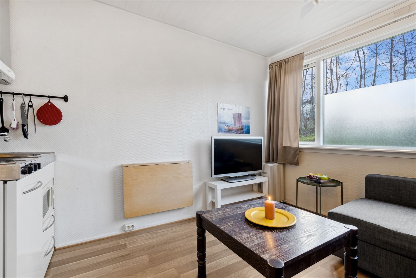 Stuen har forøvrig store vindusflater som sprer rikelig med sollys til store deler av leiligheten. Galleribilde