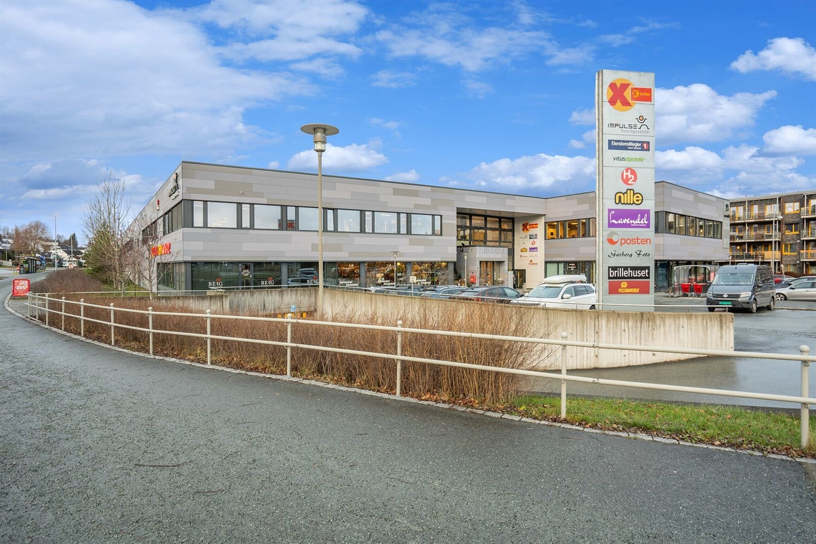 Grilstadporten og "alt" av dagligdagse servicetilbud ligger i gangavstand fra boligen, inkludert søndagsåpen Coop Extra. Like ved finner du metrobussholdeplass med hyppige avganger til sentrum og flere studieplasser. Galleribilde