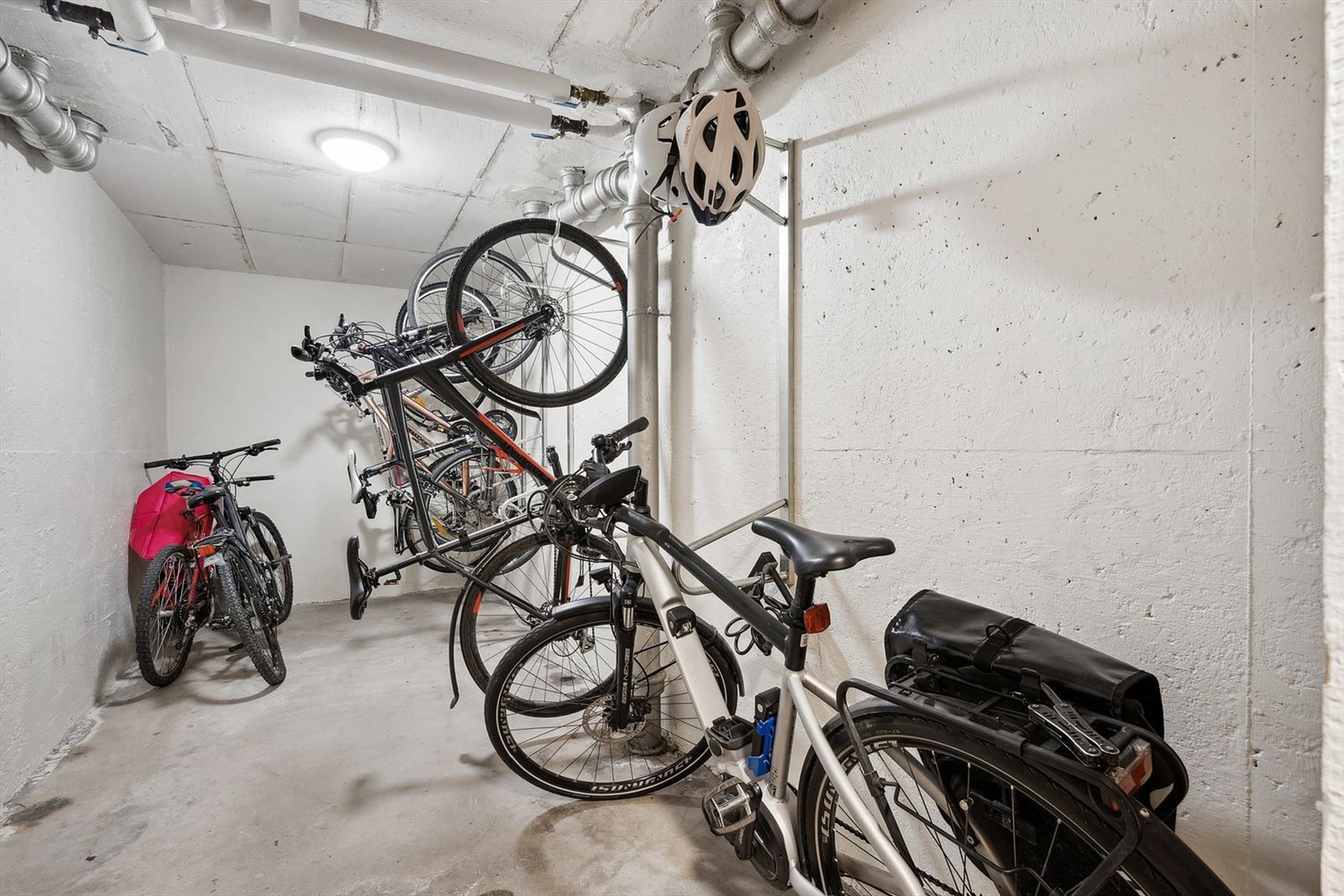 God oppbevaringsløsning med felles sykkelbod i kjeller. Galleribilde
