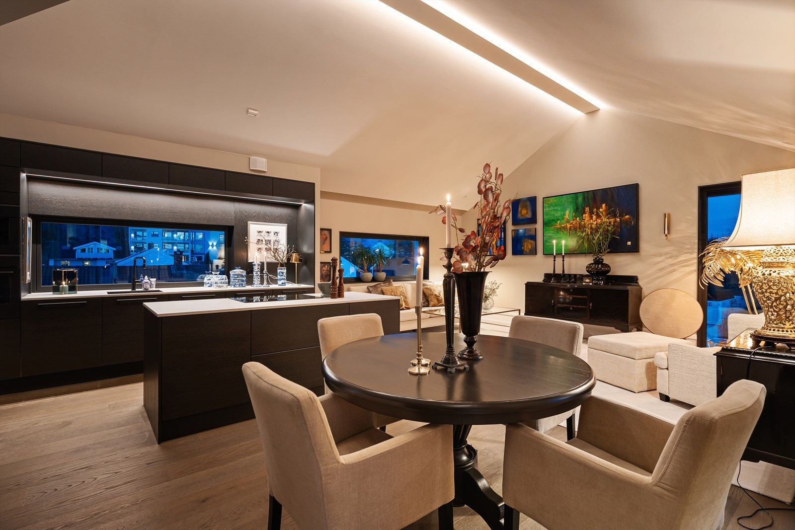 Stue og kjøkken med generøs takhøyde Galleribilde