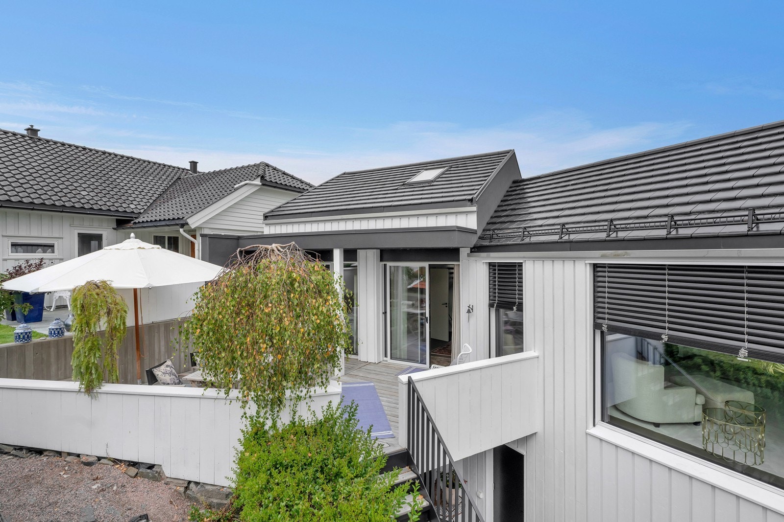 Koselig sørvendt platting ut fra stuen. Galleribilde