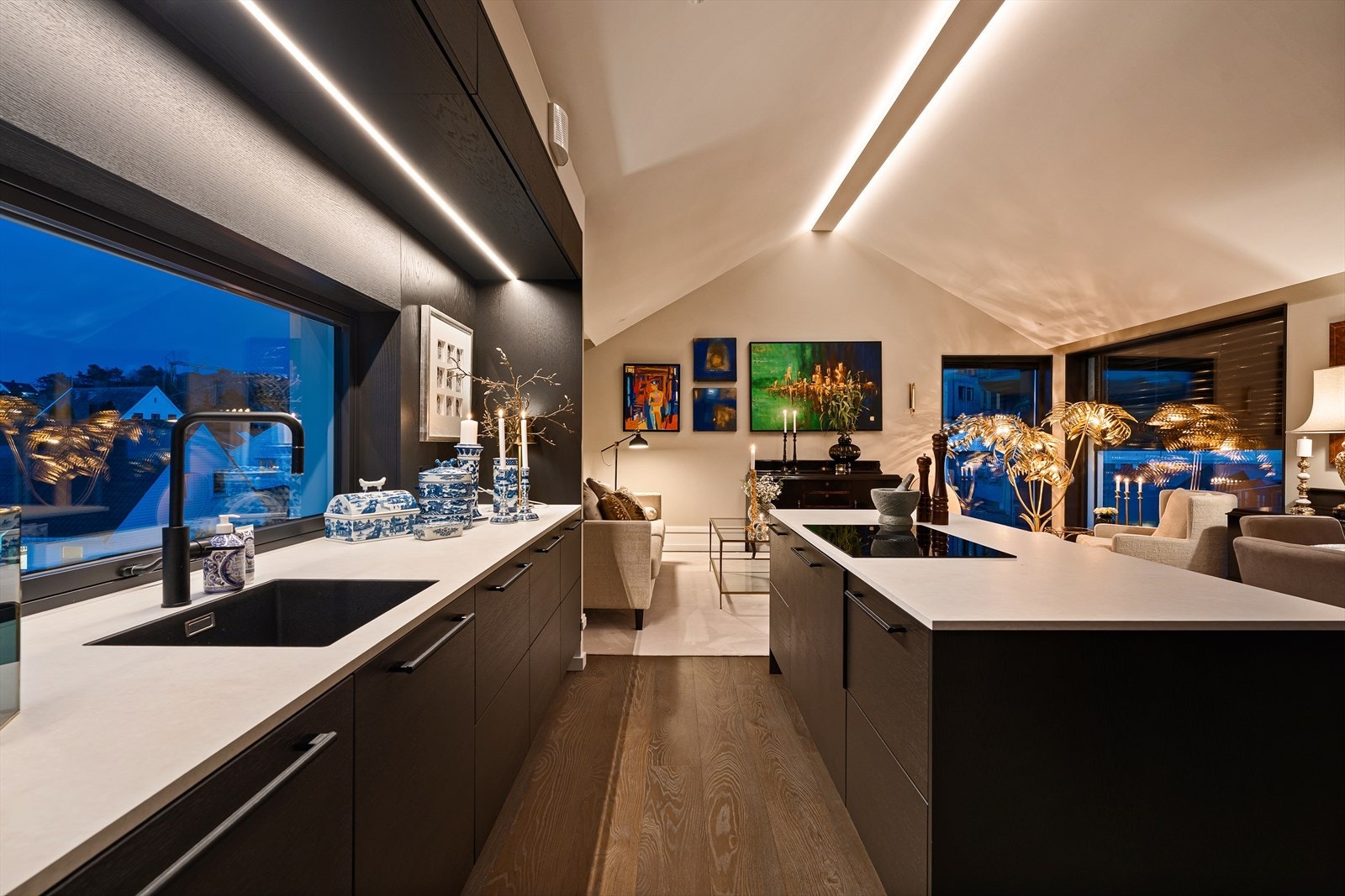 Moderne og romslig kjøkkenløsning med åpen stue løsning. Galleribilde