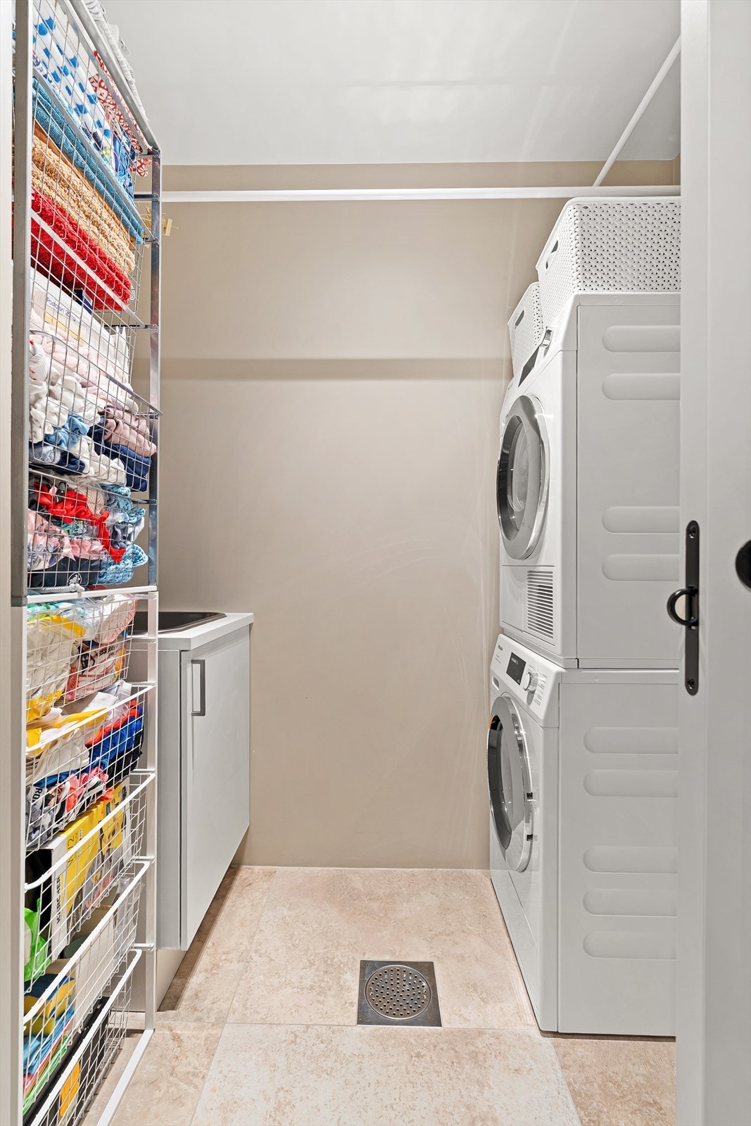 Praktisk vaskerom med muligheter for oppbevaringsplass. Galleribilde