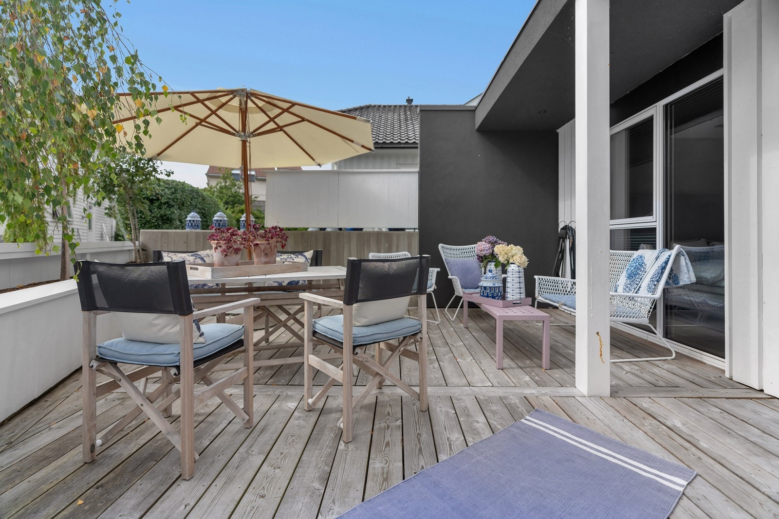 Flott uteområdet til varme sommerkvelder. Galleribilde