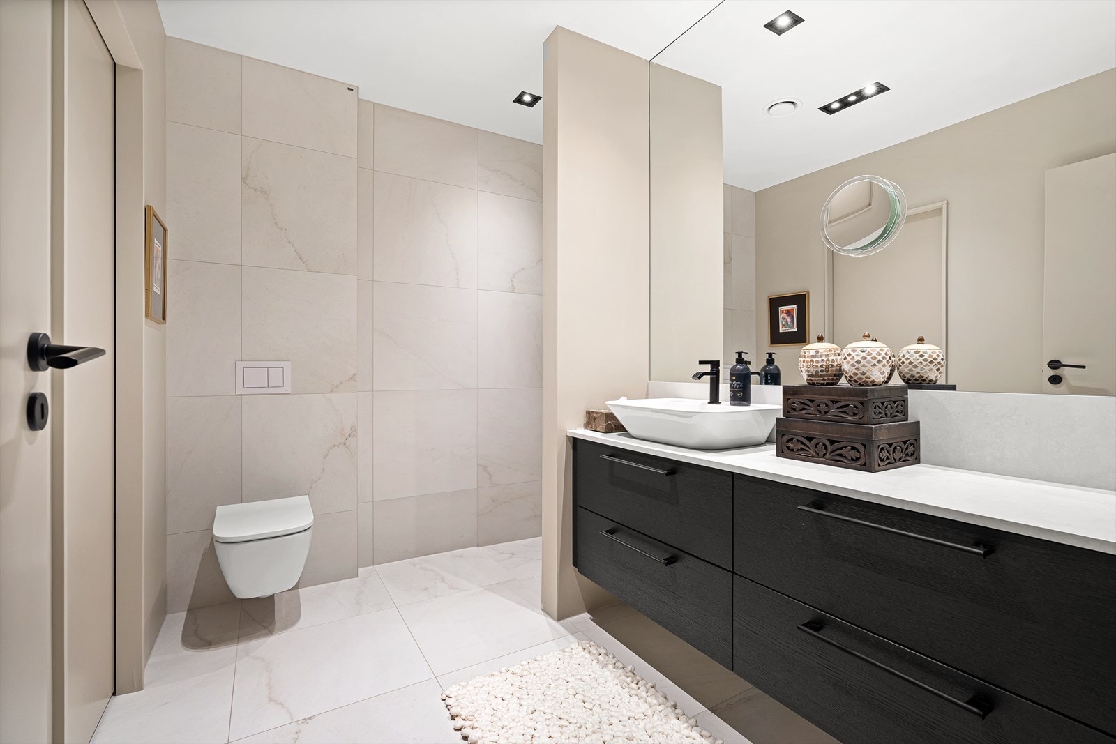 Lyst og fint, flisebelagt bad i første etasje. Galleribilde