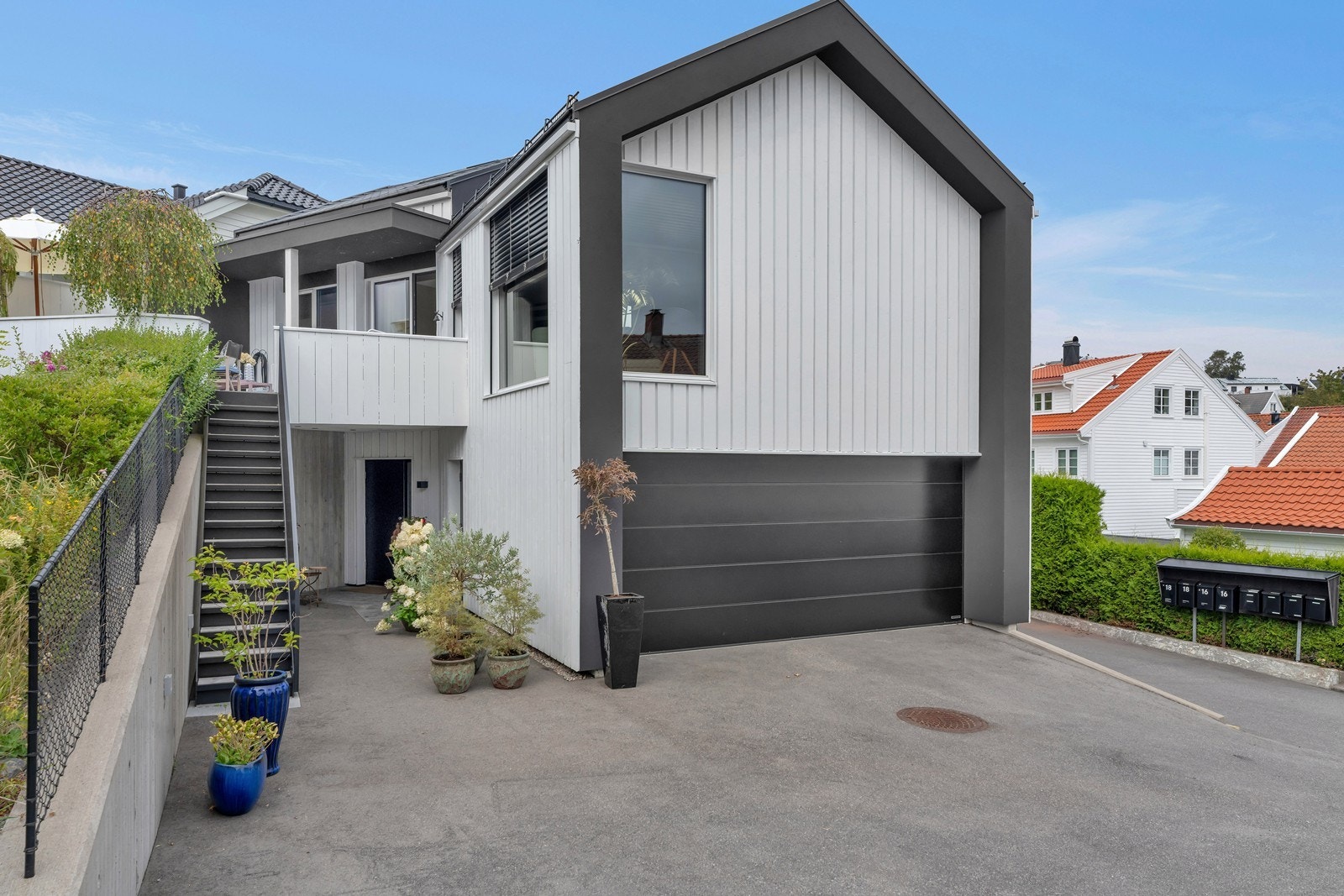 Gode parkeringsmuligheter i gårdsplass og i gaten for gjester. Galleribilde