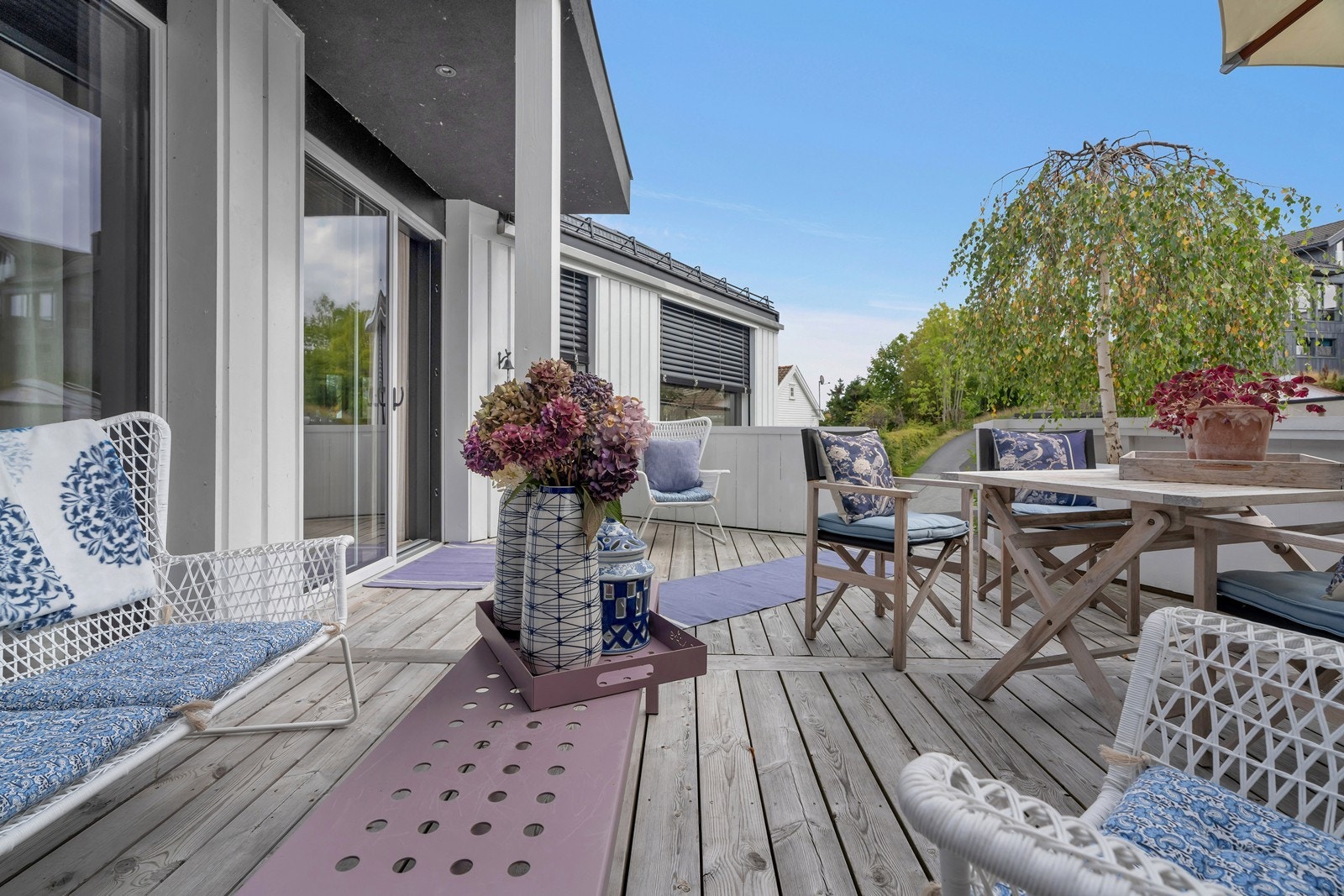 Solrik vestvendt uteplass rett ut fra stua og kjøkken Galleribilde